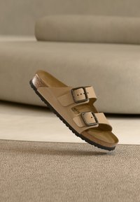 Сандалии Сандалии