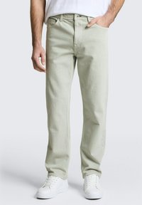 Прямые джинсы