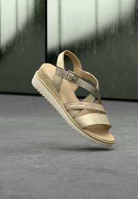 Босоножки на танкетке