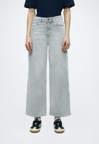 Клешеные джинсы