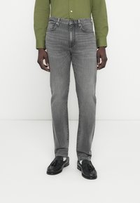 Прямые джинсы