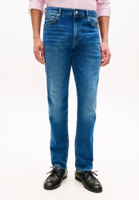 Прямые джинсы