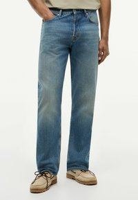 Прямые джинсы