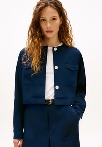 Блейзер с накладными карманами Блейзер с накладными карманами