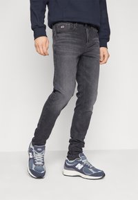 Узкие джинсы