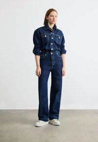 Джинсовый комбинезон