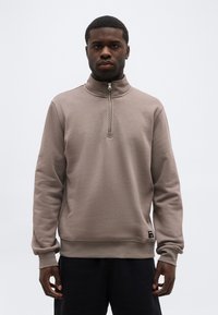 Спортивная кофта