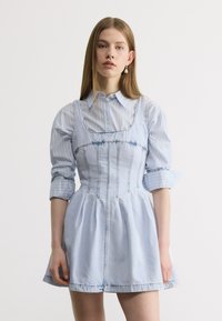 Джинсовый комбинезон