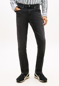 Узкие джинсы