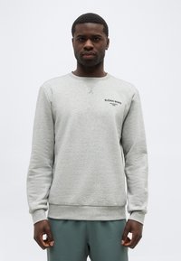 Спортивная кофта