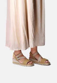 Босоножки на танкетке Босоножки на танкетке