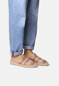 Шлепанцы Шлепанцы