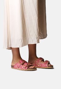 Шлепанцы Шлепанцы