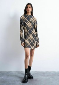 Короткое платье Короткое платье