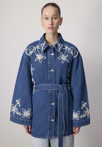 Короткое пальто