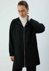 Короткое пальто