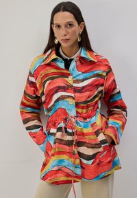 Короткое пальто