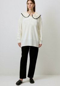 Длинный пуловер