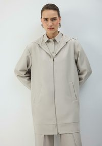 Короткое пальто