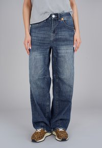 Прямые джинсы