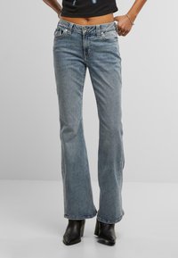 Клешеные джинсы