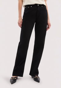 Прямые джинсы