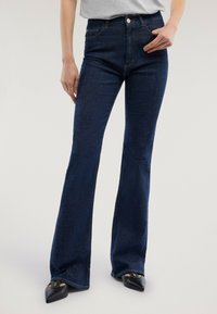 Клешеные джинсы