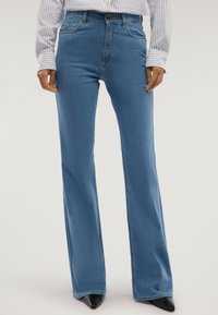 Клешеные джинсы