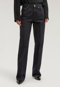 Прямые джинсы