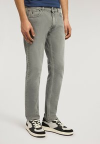 Прямые джинсы Прямые джинсы