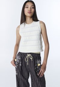 Пуловер без рукавов