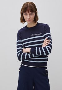 Пуловер в полоску