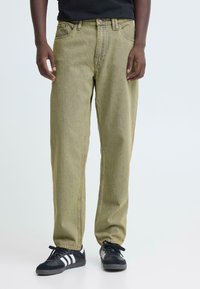 Прямые джинсы