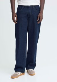 Свободные джинсы