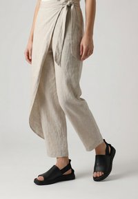 Босоножки на танкетке