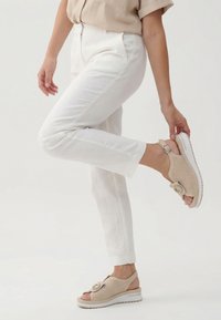 Босоножки на танкетке