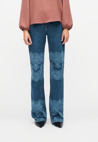 Прямые джинсы