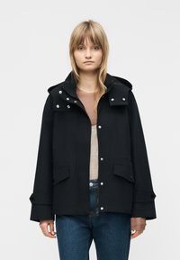 Куртка с накладнымит карманами