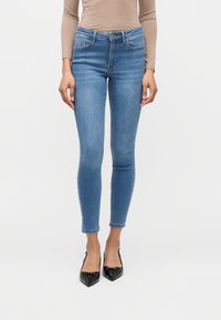 Узкие джинсы