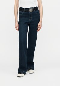 Клешеные джинсы