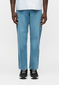 Прямые джинсы