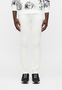 Узкие джинсы