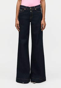 Клешеные джинсы