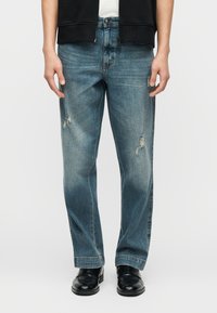 Прямые джинсы