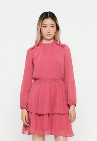 Короткое платье