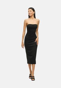 Платье без бретелек