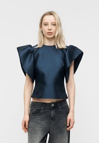 Атласная блузка