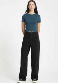 Свободные джинсы