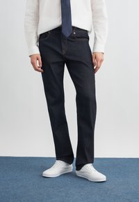 Прямые джинсы