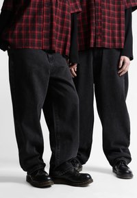 Свободные джинсы Свободные джинсы